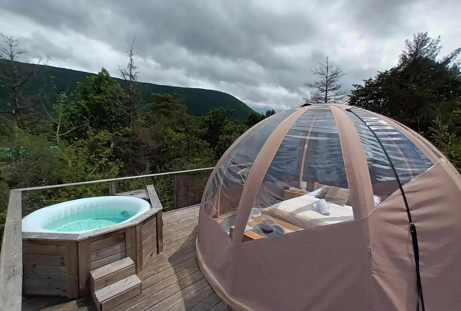Luxury tent Bulle En Bois Sous Les Etoiles Hotel Champfromier